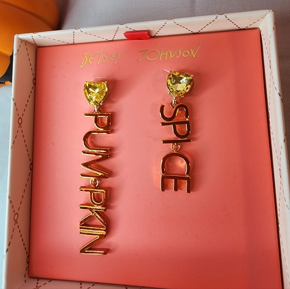 🏷 CLEARANCE! Betsey Johnson It's Fall Yall Pumpkin Spice Mis-matched Earrings. - Picture 5 of 9